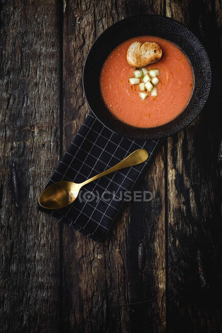 Домашний типичный испанский гаспачо сверху. Сальморехо. Томатный суп с огурцом; зеленый перец, хлеб и оливковое масло на фоне темного дерева. Испанская еда. Плоский лежал. — стоковое фото