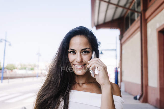 Schöne Frau telefoniert auf der Straße — Stockfoto