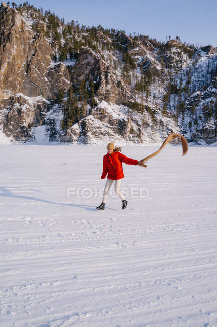 Mujer disfrutando de día de invierno en valle nevado - foto de stock
