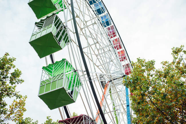 Ferris wheel in amusement park — Stock Photo
