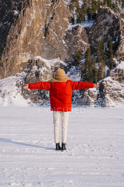 Mujer congelada envuelta en bufanda en el día de invierno - foto de stock