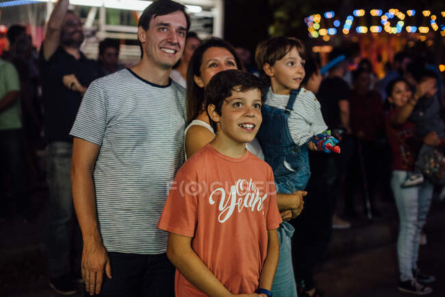 Famille joyeuse sur le terrain de foire en ville — Photo de stock