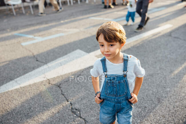 Petit garçon regardant loin dans la rue — Photo de stock