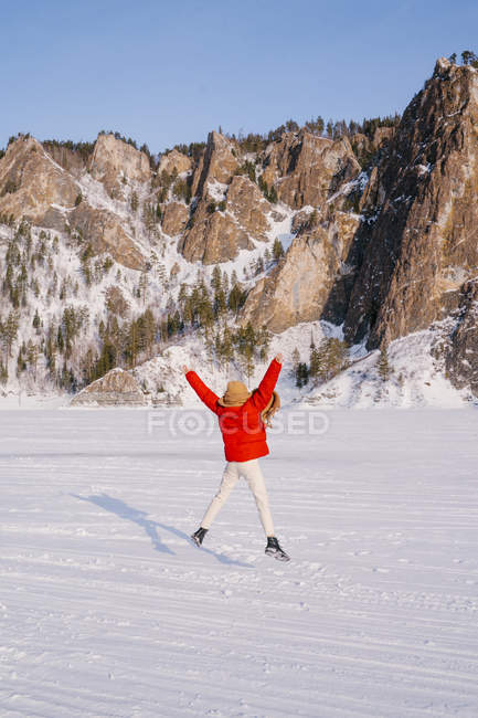 Frozen woman wrapped in scarf on winter day — Stock Photo