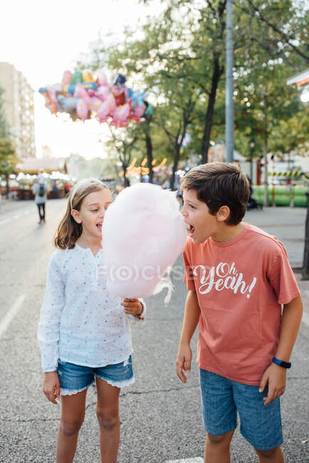 Crianças alegres desfrutando de doces doces na rua — Fotografia de Stock