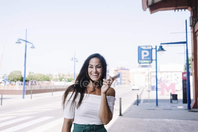 Belle femme urbaine parlant sur téléphone mobile à la rue — Photo de stock