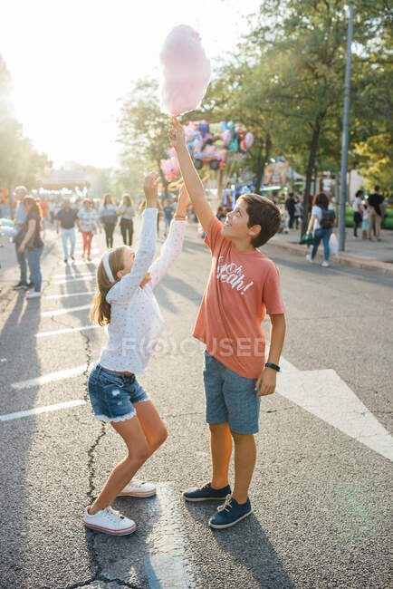 Bambini allegri godendo dolce candyfloss sulla strada — Foto stock