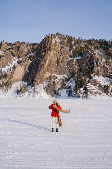 Mulher desfrutando dia de inverno no vale nevado — Fotografia de Stock