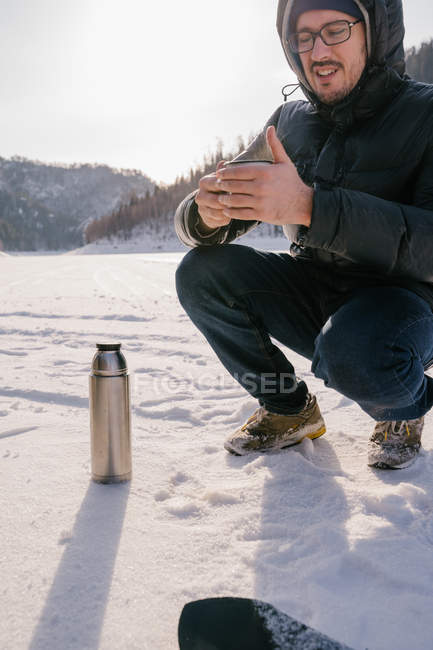 Viajante com caneca de esmalte de chá no dia de inverno — Fotografia de Stock
