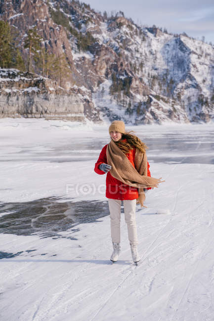 Жінка катається на замерзлій річці — стокове фото