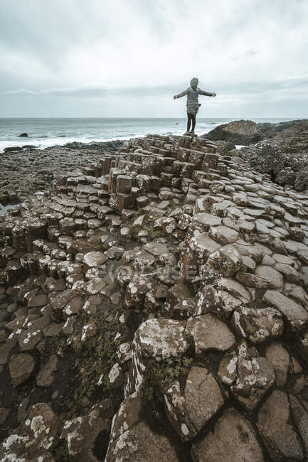 Жінка стоїть на скелі і розмірковує — стокове фото