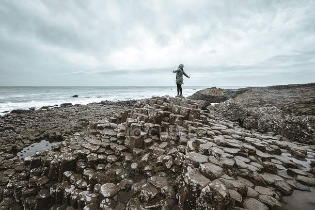 Жінка стоїть на скелі і розмірковує — стокове фото