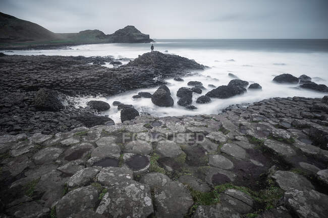 Femme debout sur la falaise et contemplant — Photo de stock
