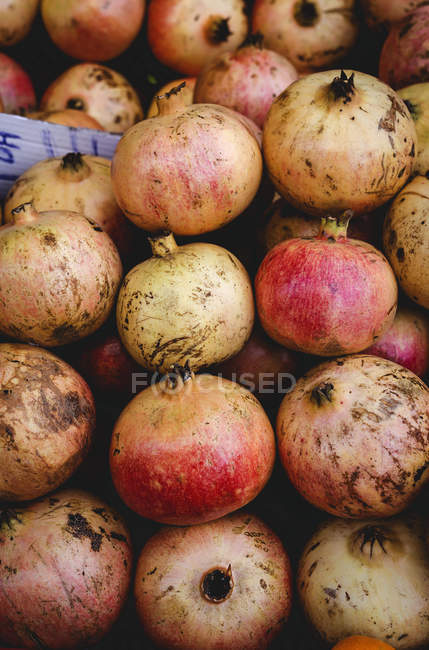 Stand lleno de granadas orgánicas maduras en el mercado de agricultores al aire libre - foto de stock