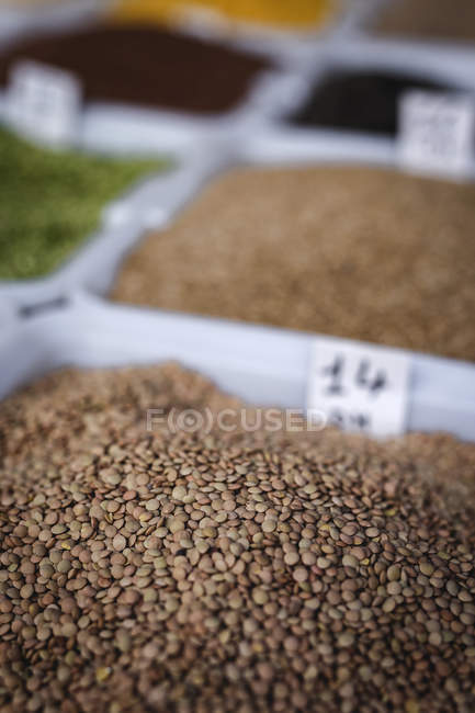 Stand full of organic lentils at farmers outdoor market — Stock Photo