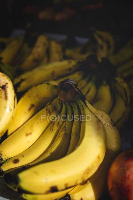 Stand plein de bananes biologiques mûres au marché extérieur des agriculteurs — Photo de stock