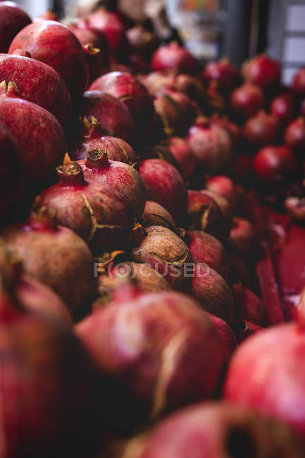 Stand full of ripe organic pomegranates at farmers outdoor market — Stock Photo