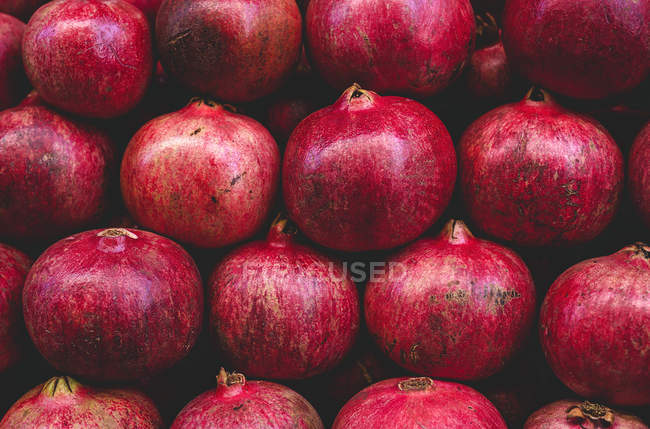 Stand voller reifer Bio-Granatäpfel auf Bauernmarkt — Stockfoto