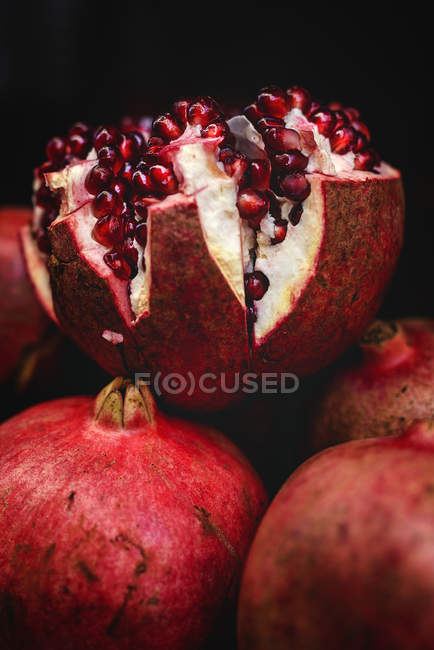 Stand full of ripe organic pomegranates at farmers outdoor market — Stock Photo