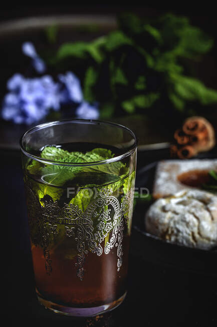 Chá tradicional com hortelã e doces árabes caseiros variados no fundo escuro. Ramadã. Islâmica. Halal. — Fotografia de Stock