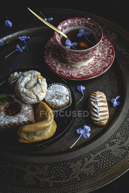 Traditioneller Tee mit Minze und verschiedenen hausgemachten arabischen Süßigkeiten auf dunklem Hintergrund. Ramadan. Islamisch. Halal — Stockfoto