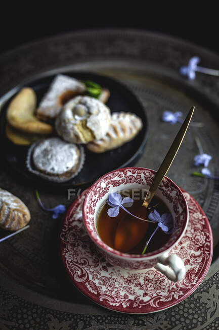 Chá tradicional com hortelã e doces árabes caseiros variados no fundo escuro. Ramadã. Islâmica. Halal. — Fotografia de Stock