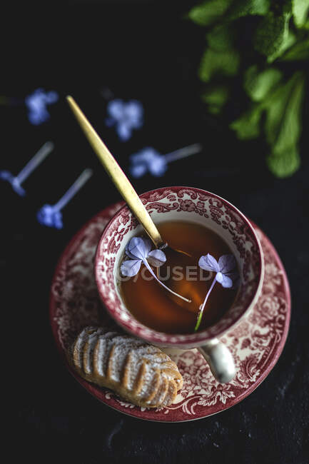 Chá tradicional com hortelã no fundo escuro. Ramadã. Islâmica. Halal. — Fotografia de Stock