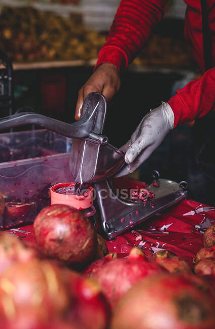 Hands of unrecognizable man making juice — Stock Photo