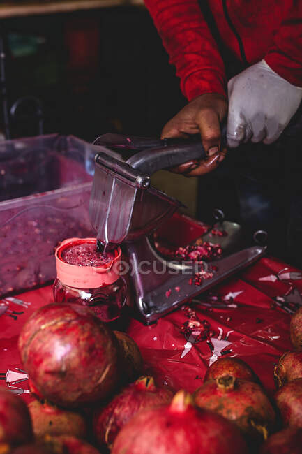 Mãos de homem irreconhecível fazendo suco — Fotografia de Stock