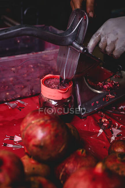 Hands of unrecognizable man making juice — Stock Photo