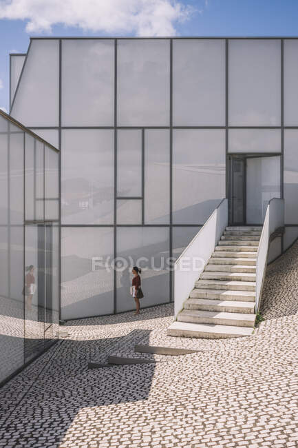 Femme à côté du bâtiment contemporain — Photo de stock