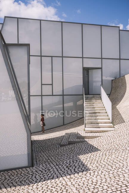 Woman next to contemporary building — Stock Photo