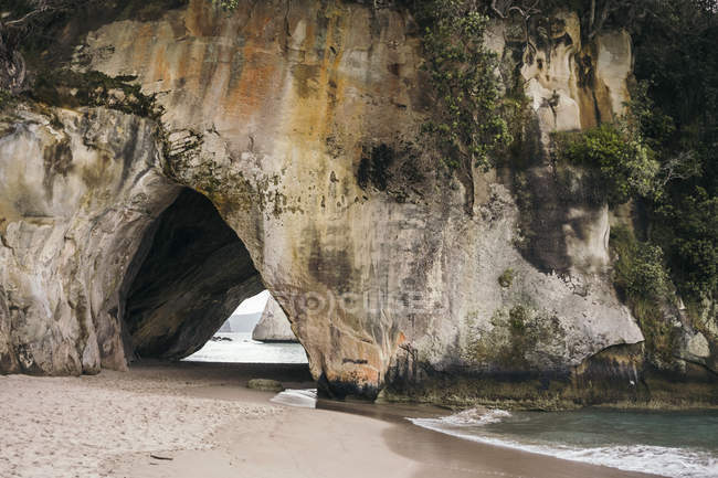Plage exotique avec de gros rochers dans la grotte à la plage de Cathedral Cove en Nouvelle-Zélande — Photo de stock