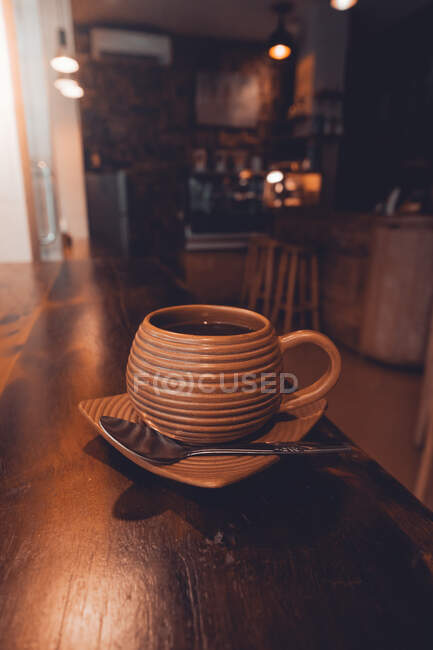 Taza de café en la mesa - foto de stock