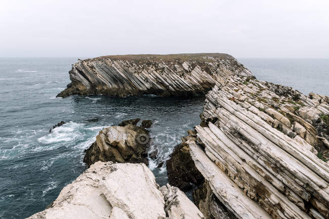 Скалистые формирования на острове Балеал на Атлантическом побережье в туманный день. Пениш, Португалия — стоковое фото
