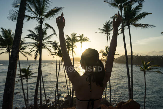 Tranquille voyageuse parmi les palmiers au bord de la mer — Photo de stock