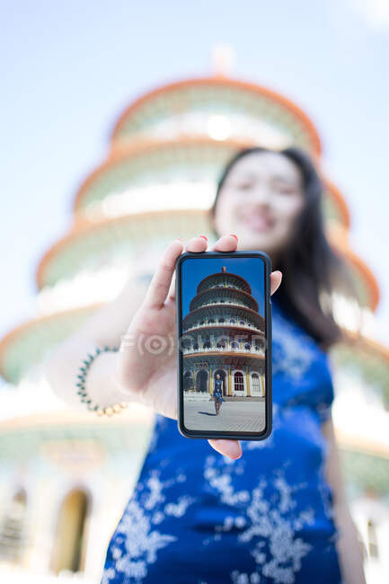 Mulher de vestido de pé ao lado do Templo Wuji Tianyuan — Fotografia de Stock