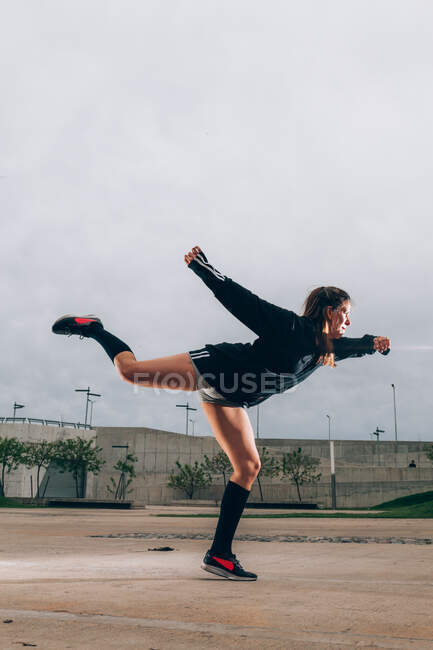 Жіноча хіп-хоп танцівниця в активному носінні вражає позу на відкритому повітрі — стокове фото