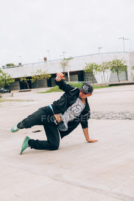 Skillful break dancer performing handstand while moving — Stock Photo