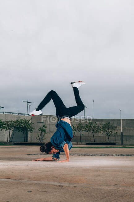 Abile ballerino pausa eseguendo stand mentre si muove — Foto stock