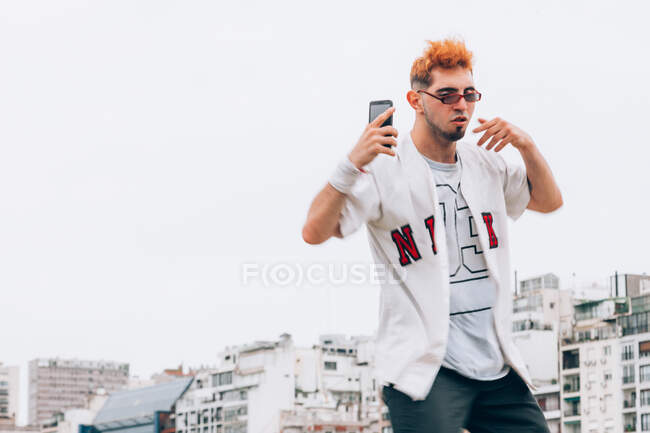 Contemporâneo adolescente masculino na moda casual tomando selfie — Fotografia de Stock