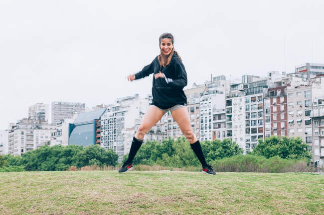 Спортсменка практикує йогу на газоні — стокове фото