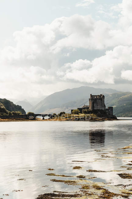 Meraviglioso scenario di castello medievale abbandonato lungo il fiume nella nebbiosa valle della Scozia — Foto stock