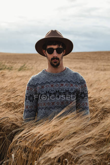 Homem em pé no campo seco e olhando para a câmera na Escócia — Fotografia de Stock