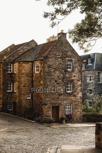 Edifici medievali in mattoni su strada antica in Scozia — Foto stock