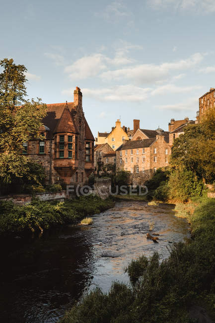 Edifícios medievais ao lado de um pequeno rio na Escócia — Fotografia de Stock