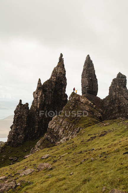 Meraviglioso scenario di altopiani sotto lussureggianti nuvole drammatiche in Scozia — Foto stock