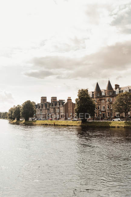 Medieval buildings next to small river in Scotland — Stock Photo