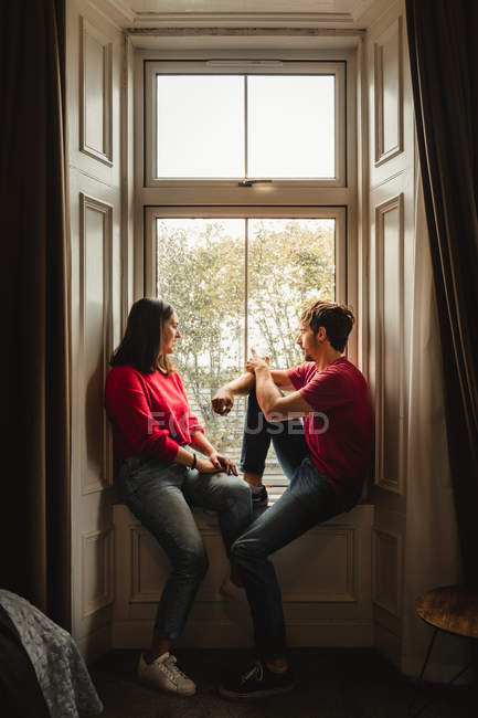 Paar blickt durch Fenster in altem Hotelzimmer in Schottland — Stockfoto