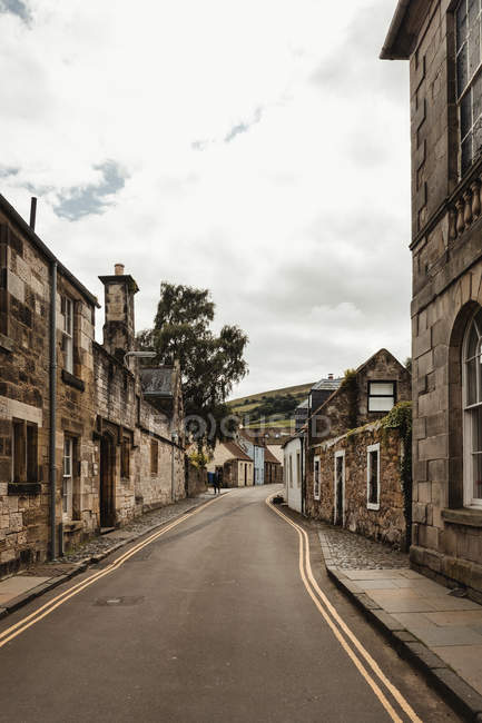 Edificios de piedra antiguos en la calle de la ciudad escocesa - foto de stock
